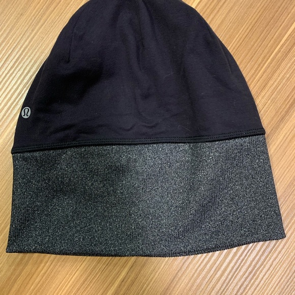 Lululemon run with me toque beanie black EUC - Picture 4 of 7